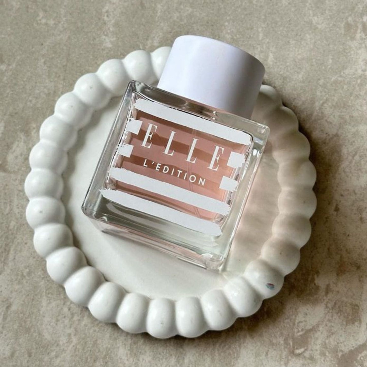 Lifestyle image of L'Edition by ELLE Parfums, a fruity and floral eau de parfum inspired by the elegant Parisian lifestyle. This versatile fragrance is ideal for both day and night, cruelty-free, and suitable for vegans and vegetarians. Perfect for those seeking a chic and ethical scent.